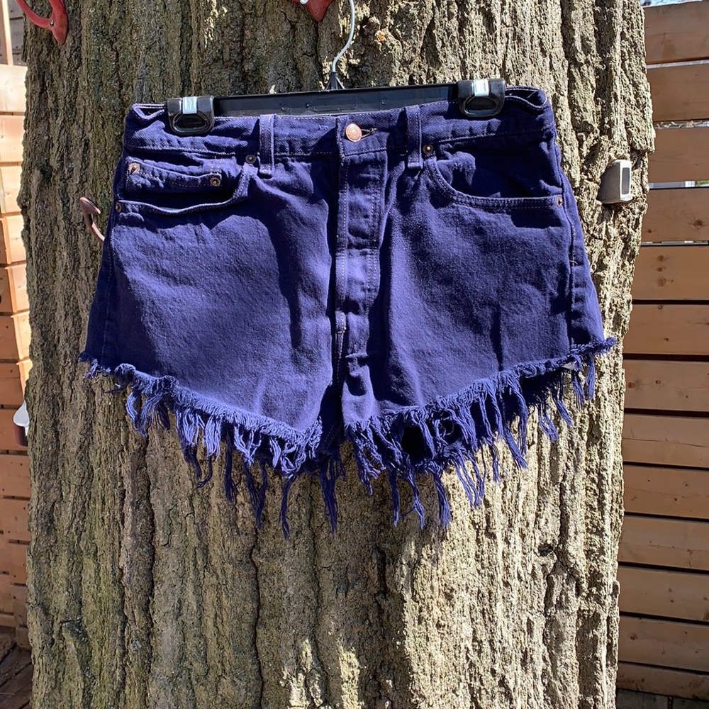 Navy Levi’s shorts